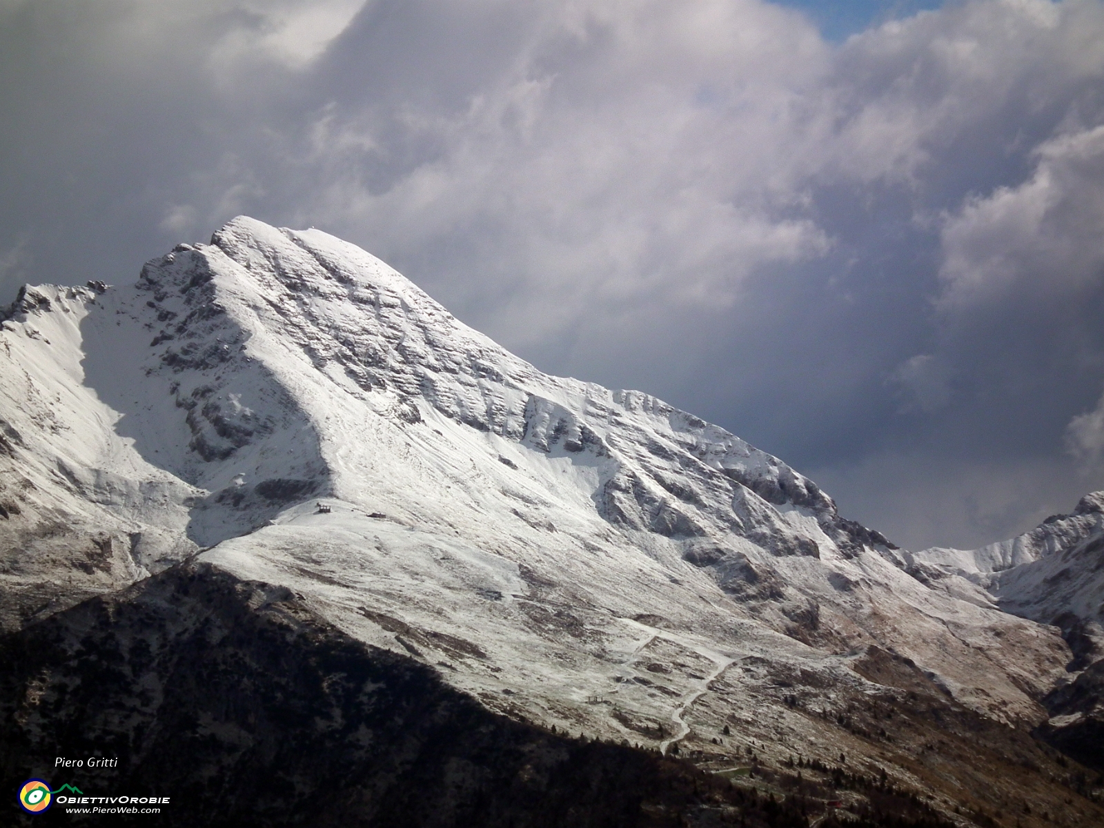 28 zoom in Arera con l'ultima neve... .JPG